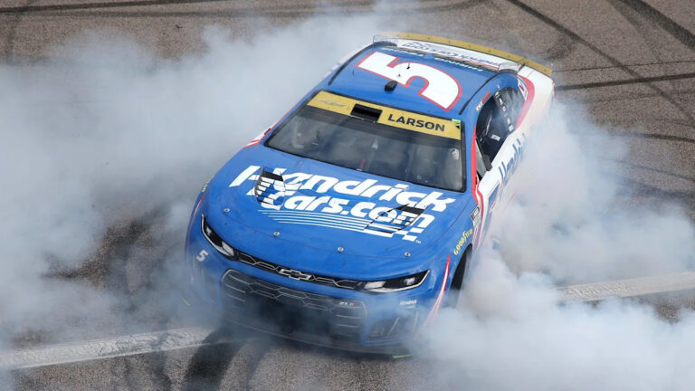 Kyle Larson Takes Command of NASCAR Cup Chase with 4 Races Left 4 kyle larson is putting together historic nascar chase run yahoo Kyle Larson Takes Command of NASCAR Cup Chase with 4 Races Left